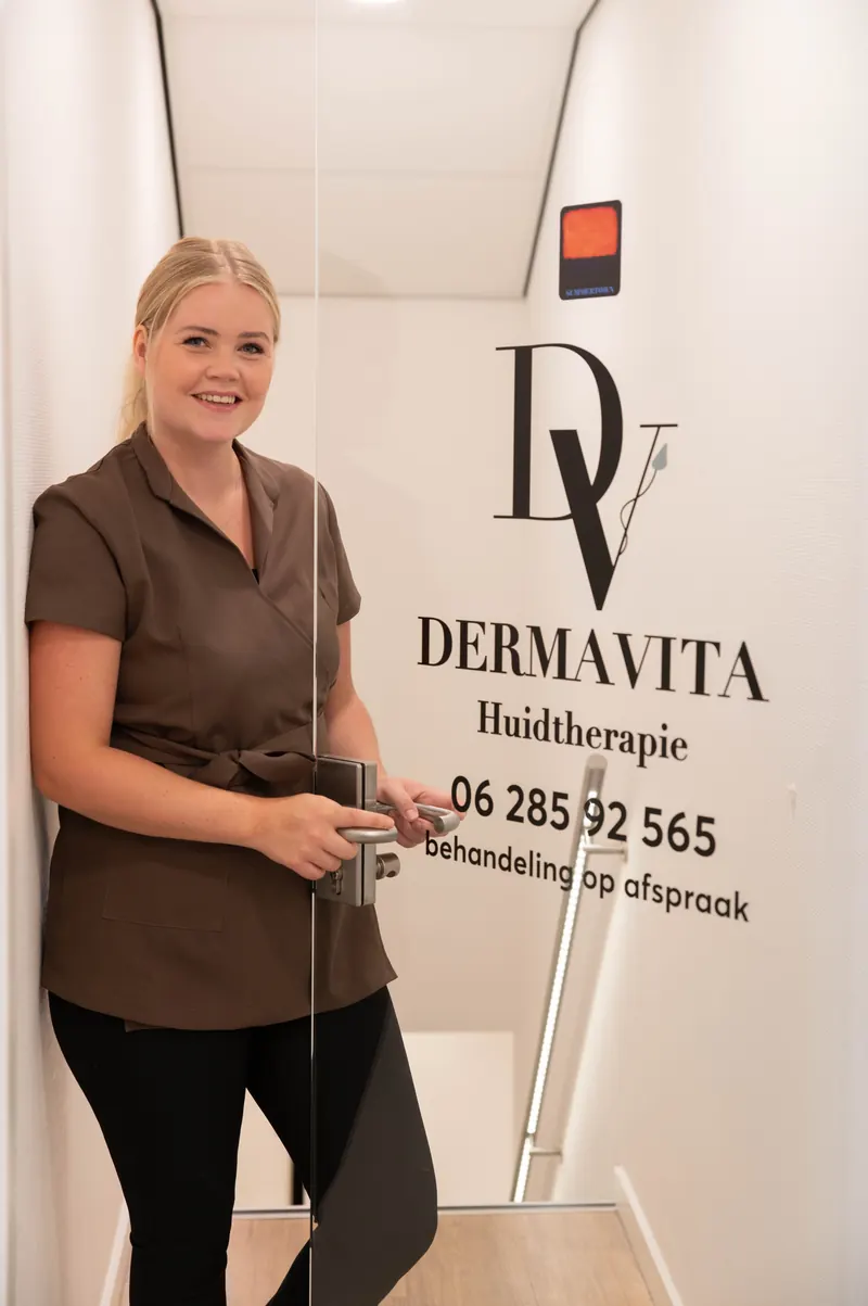 Huidtherapeut Sanne Cordes bij de entree van Dermavita Huidtherapie in Zaandam