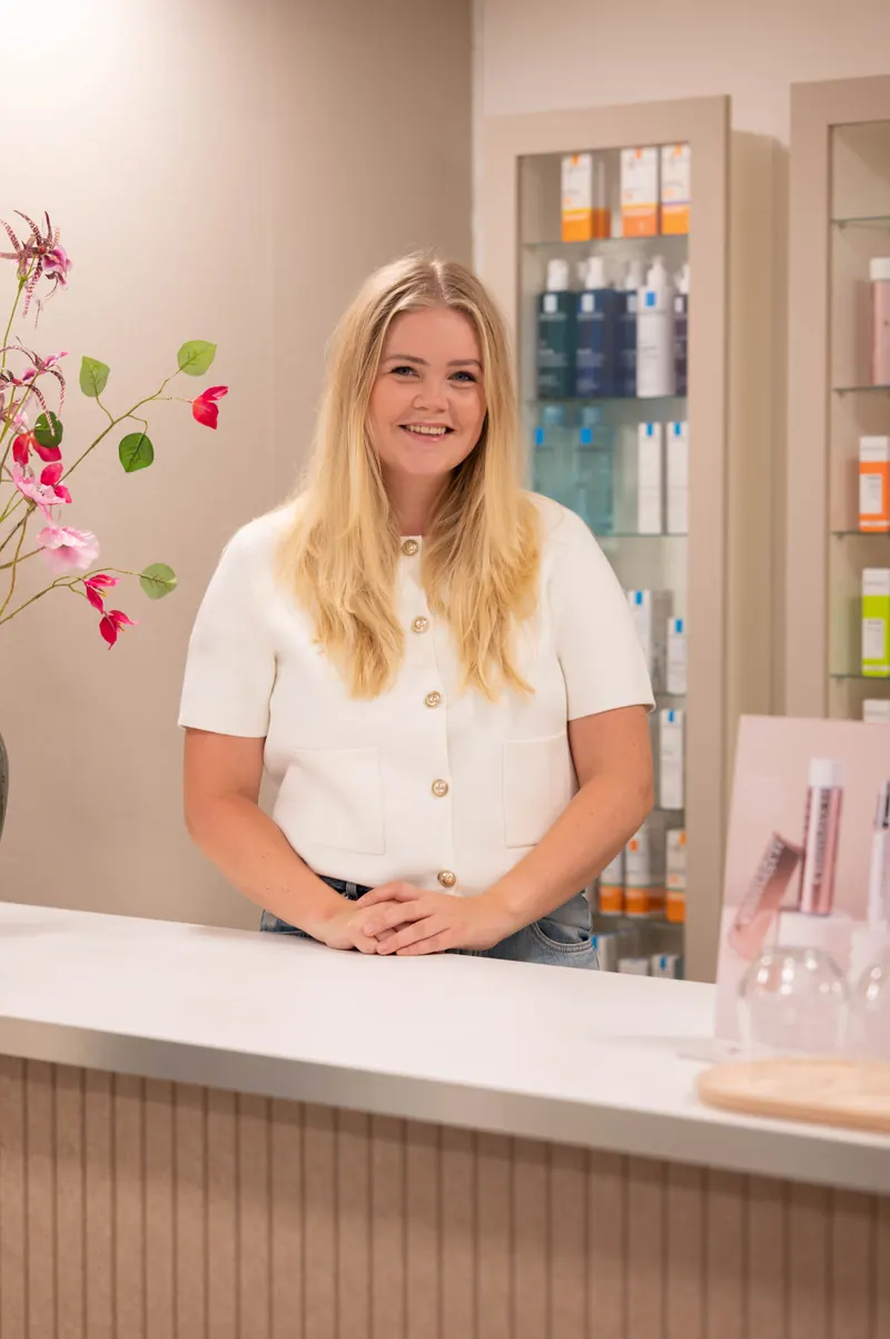 Huidtherapeut Sanne Cordes achter de balie van Dermavita Huidtherapie