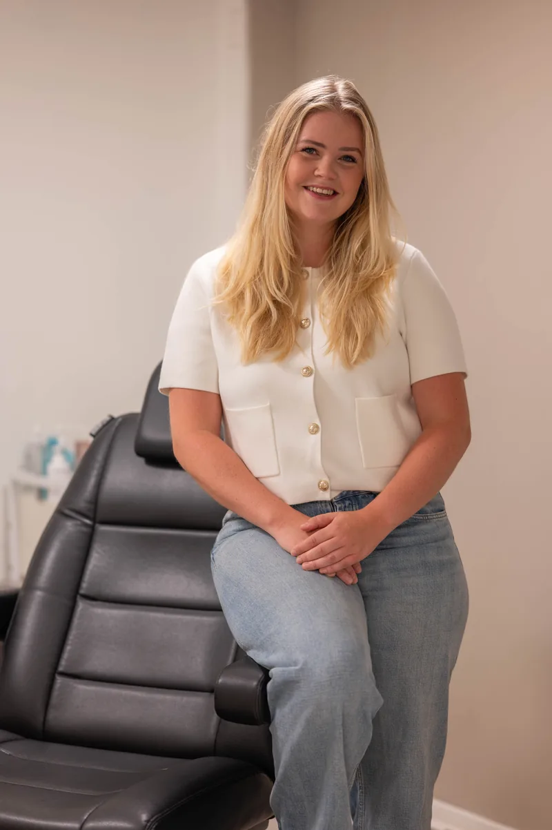 Huidtherapeut Sanne Cordes over camouflagetherapie in de behandelkamer van Dermavita Huidtherapie Zaandam